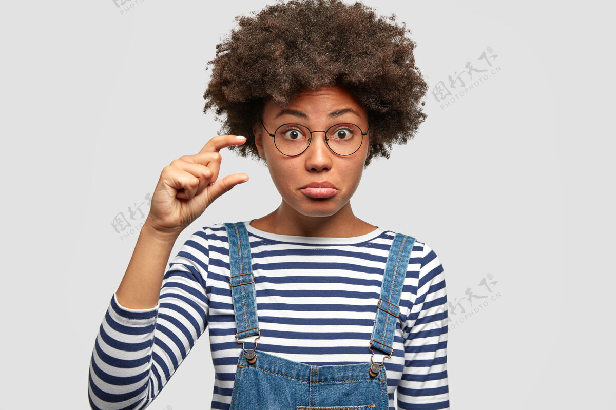 大小可爱的非洲裔美国女性有惊人的外观发型嘴唇手势