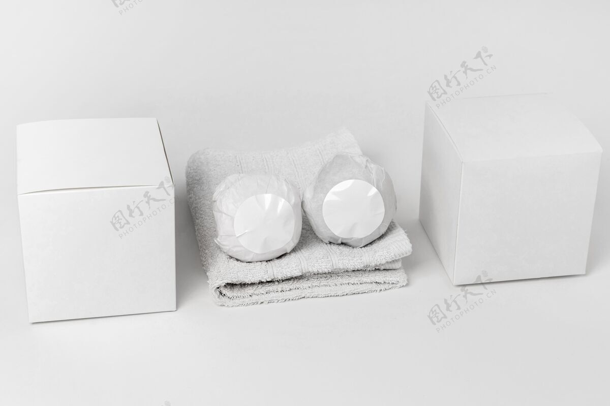 分类用盒子和浴盆炸弹布置品牌沐浴球