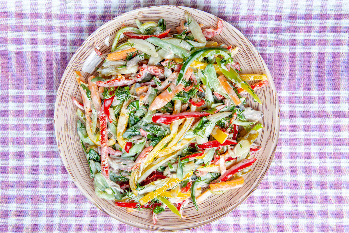 绿色顶视图蔬菜沙拉在盘子上在桌布上在暗红色的桌子上蔬菜豆芽盘子