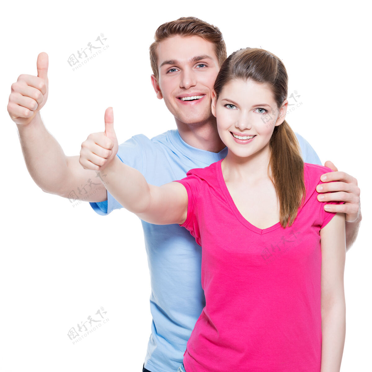 人一对幸福的夫妇的肖像 竖起大拇指的标志被隔离在白色的墙上微笑站女性