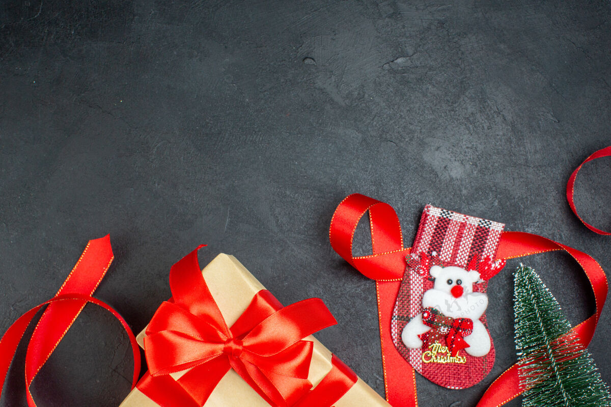包装半拍的美丽礼物xsmas袜子圣诞树在黑暗的背景季节圣诞节袜子