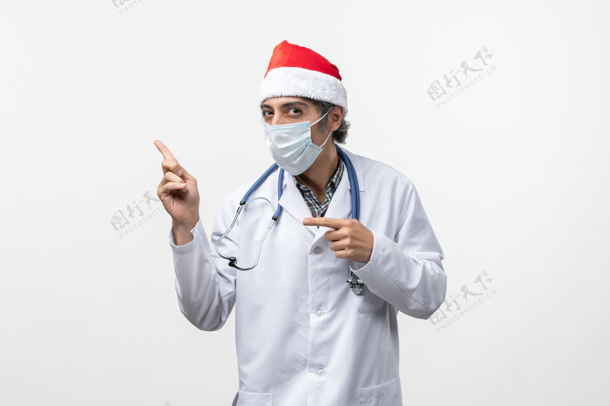 实验室外套正面图白色地板上戴着口罩的男医生可维假日大流行病毒男医生医院大流行