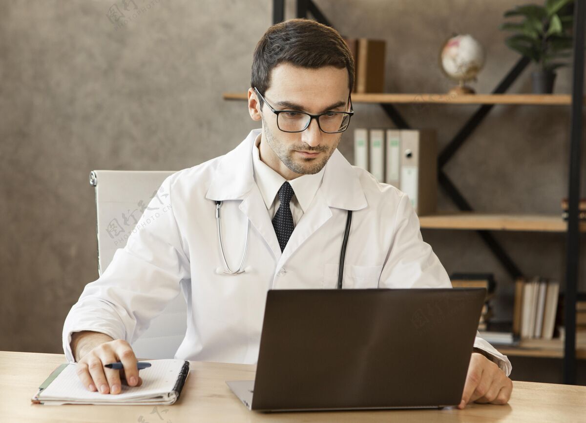 卫生工作者医生在笔记本电脑上工作中枪医生科学医疗