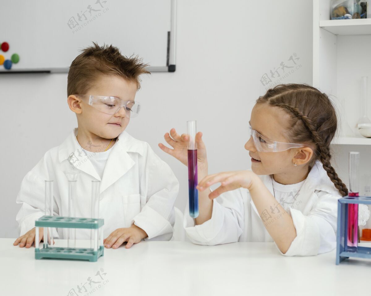 教育在实验室做实验的年轻男女科学家安全眼镜实验室外套孩子