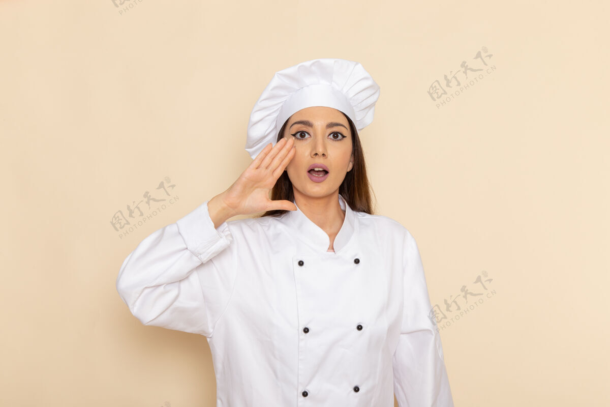 姿势身穿白色厨师服的年轻女厨师在白墙上摆姿势的正面图护士烹饪淋浴帽