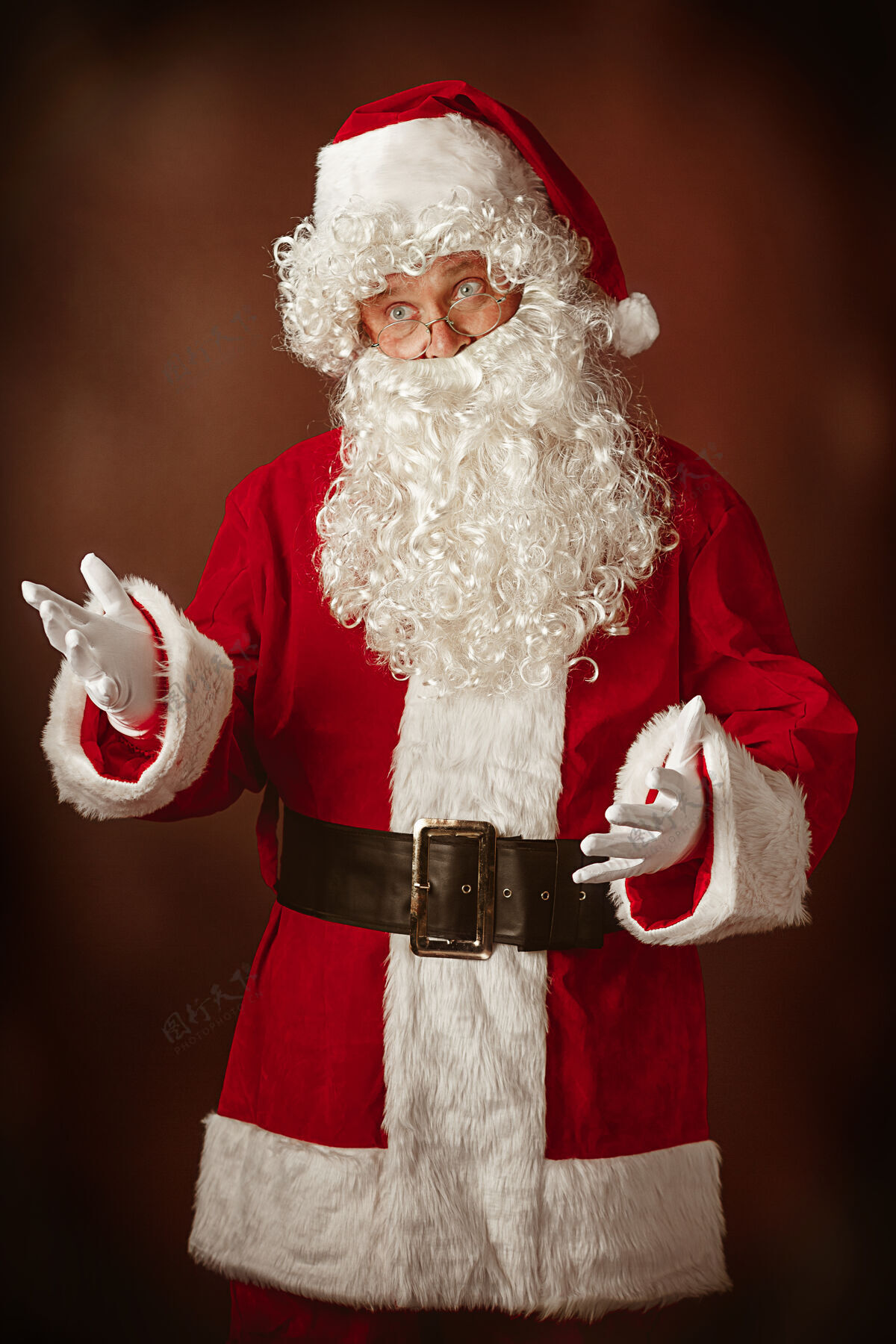 节日穿着圣诞老人服装的人的肖像父亲圣人礼物