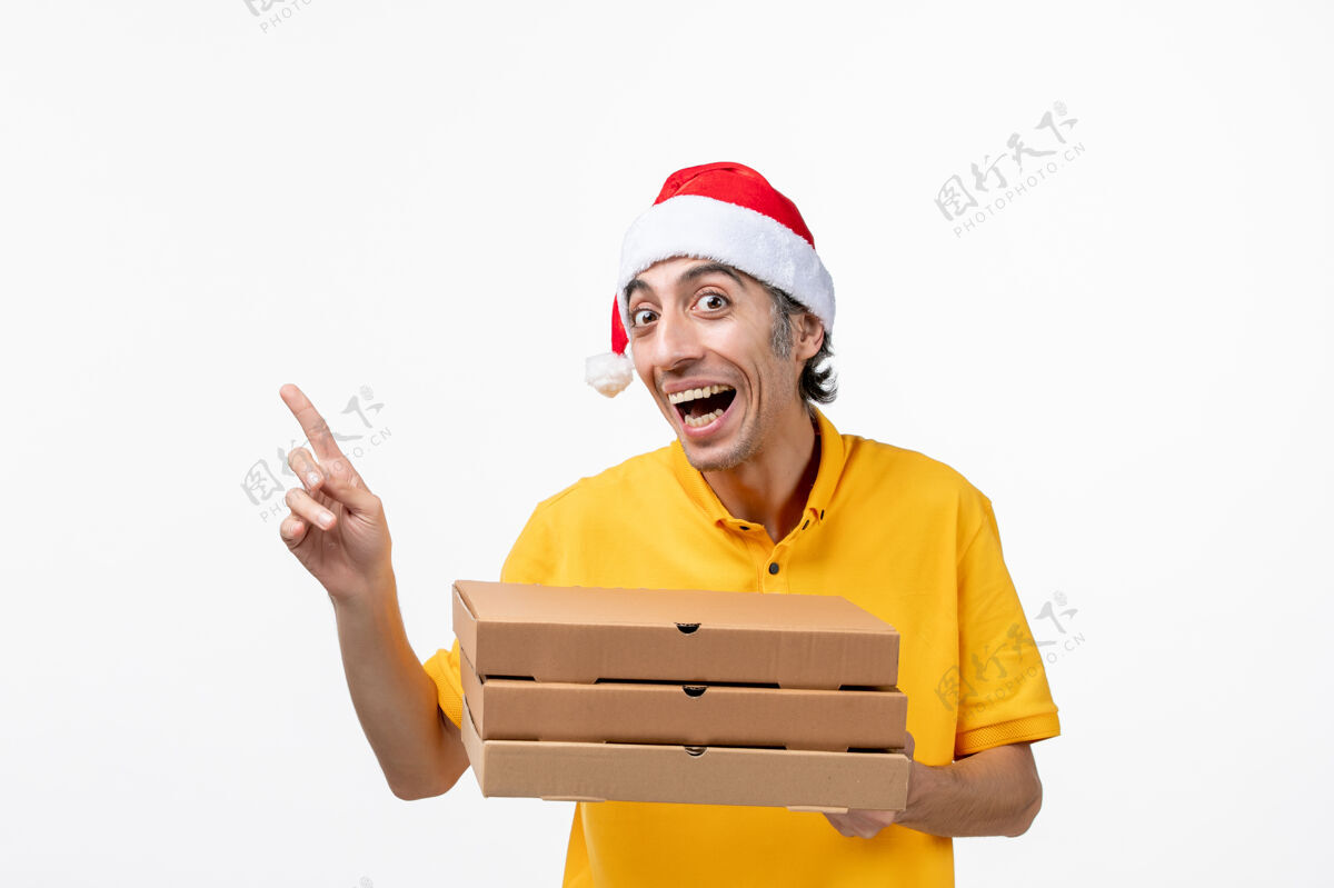 盒子正面图男快递员用披萨盒在白墙上服务制服送货工作头盔视图制服