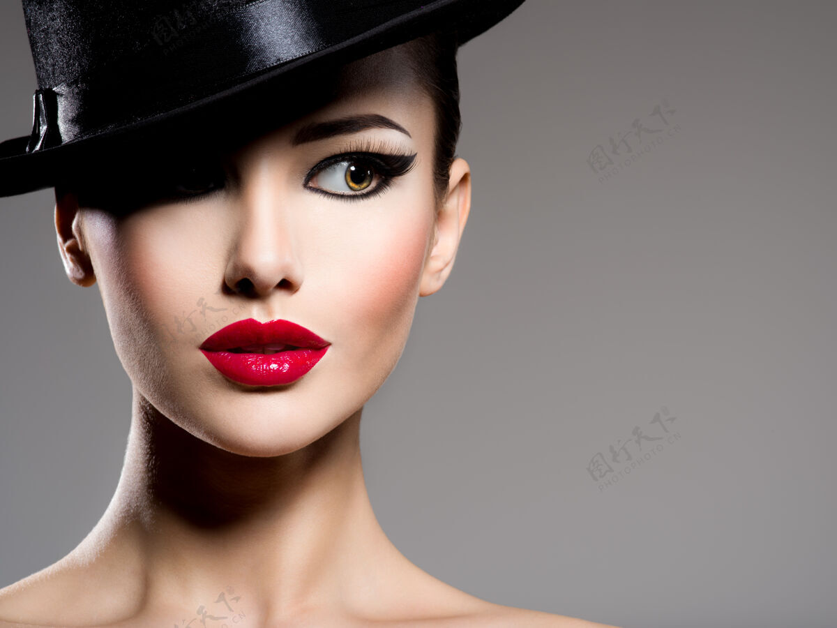 模型一个戴着黑帽子红唇的女人的画像女性魅力对比度
