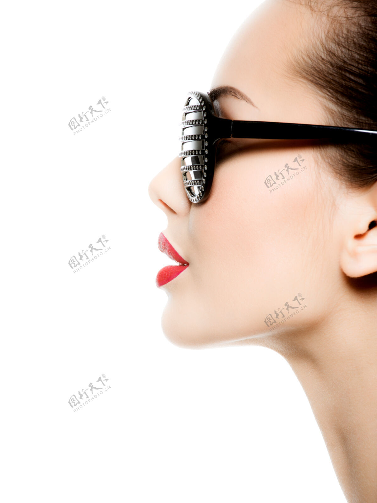 肖像戴着钻石和红唇的黑色太阳镜的女人的时尚肖像红色年轻太阳镜
