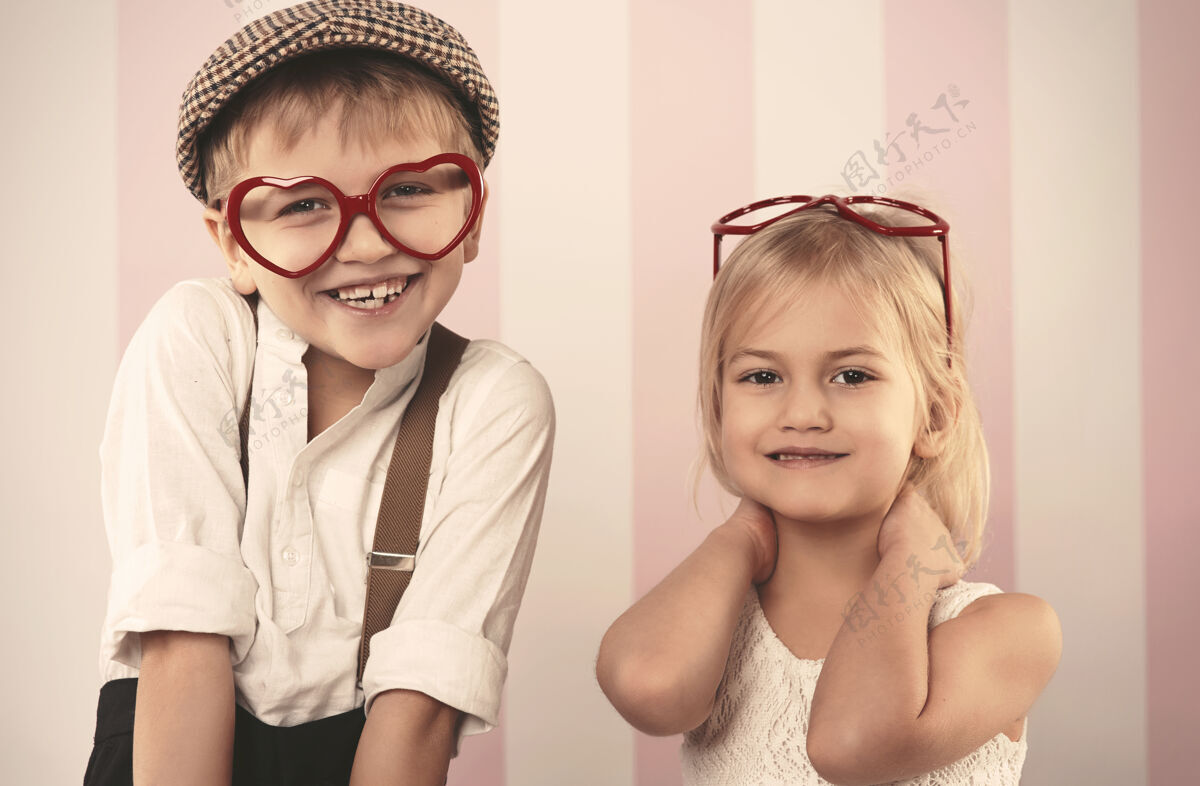 眼睛穿戴心形眼镜的孩子们季节眼睛调情