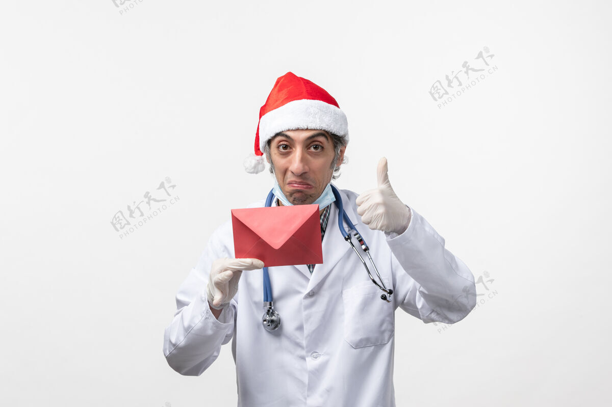 工作正面图白色办公桌上手持红包的男医生健康病毒制服职业病毒