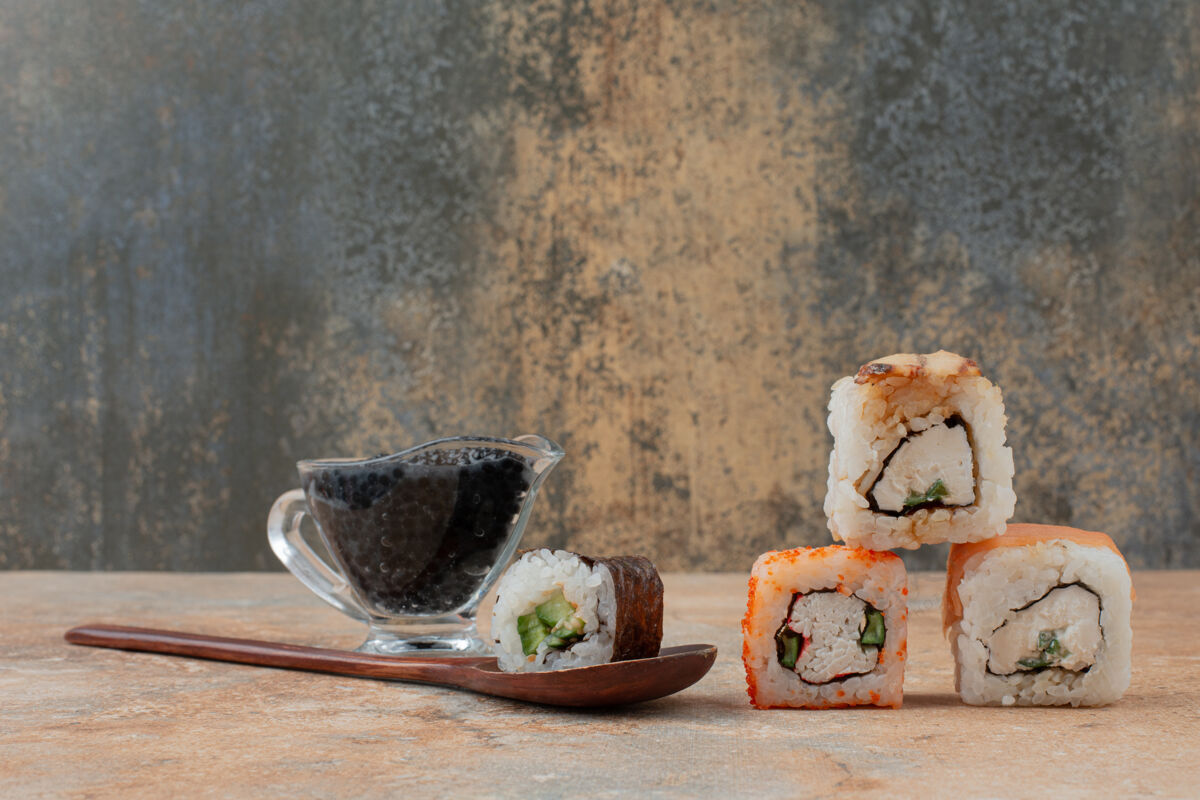 吃一套美味的寿司卷 汤匙和酱油放在大理石表面海藻食物寿司