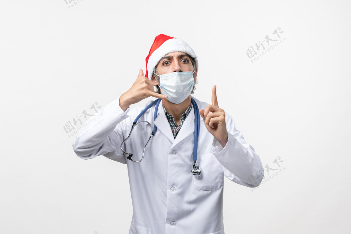 成人正面图白色墙壁上戴着口罩的男医生可维假日大流行病毒医生医院大流行