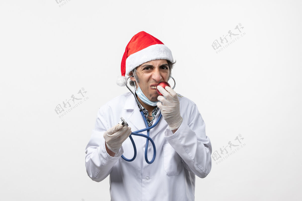 医院正面图男医生在白色地板上观察玩具病毒冠状病毒健康新年比赛男医生球员