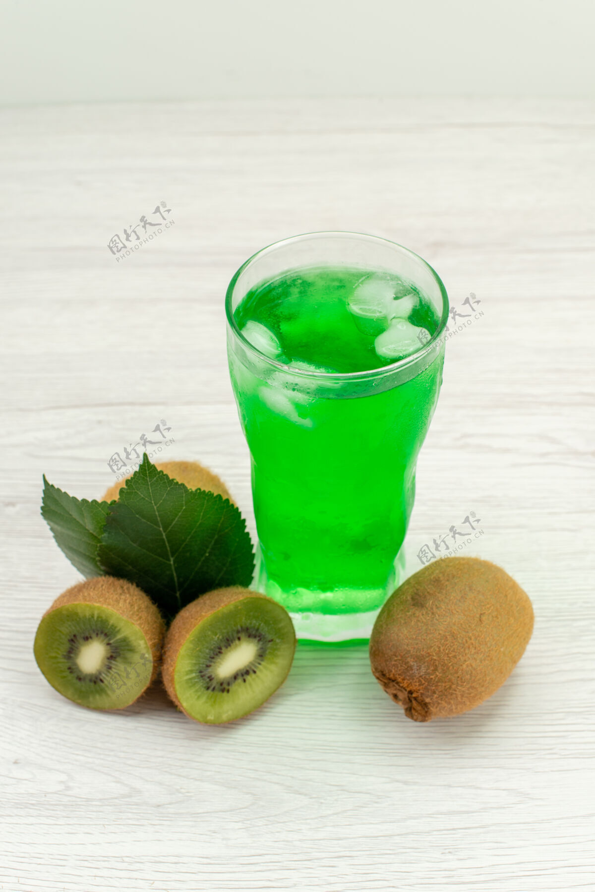 饮料前视图绿色果汁与新鲜猕猴桃在白色表面生的猕猴桃液体