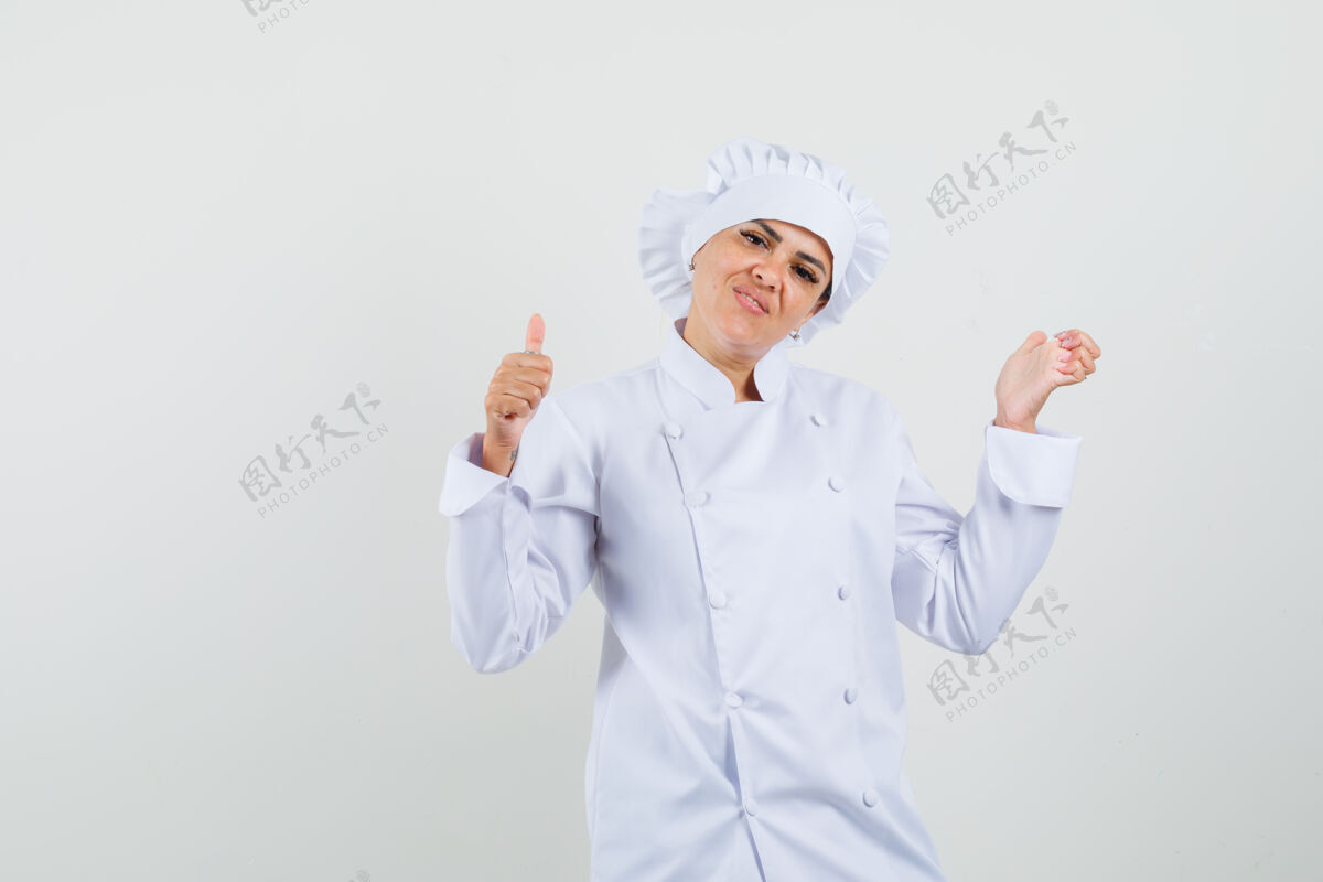 准备身着白色制服的女厨师竖起大拇指 看上去很高兴烹饪服务新鲜
