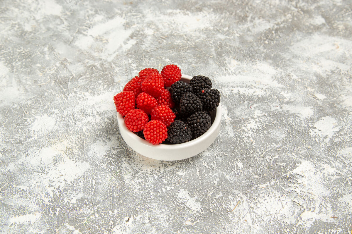 曲奇正面图新鲜浆果在白色表面的盘子里装着甜糖果水果派健康的