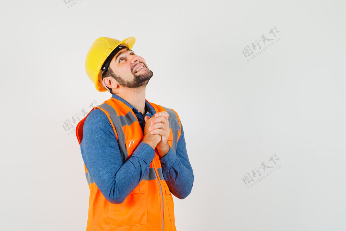 工程师穿着衬衫的年轻建筑工人双手合十祈祷工程工作安全