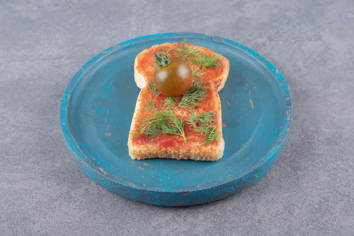 吐司大理石背景上放着烤面包的木盘面包绿色可食用