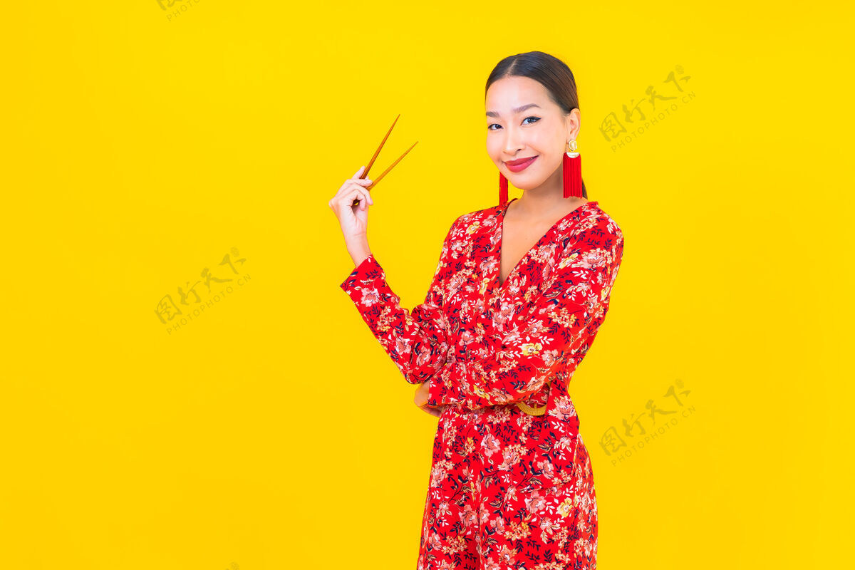 东方人把美丽的亚洲年轻女子用筷子画在彩色隔离墙上美味日本人年轻人