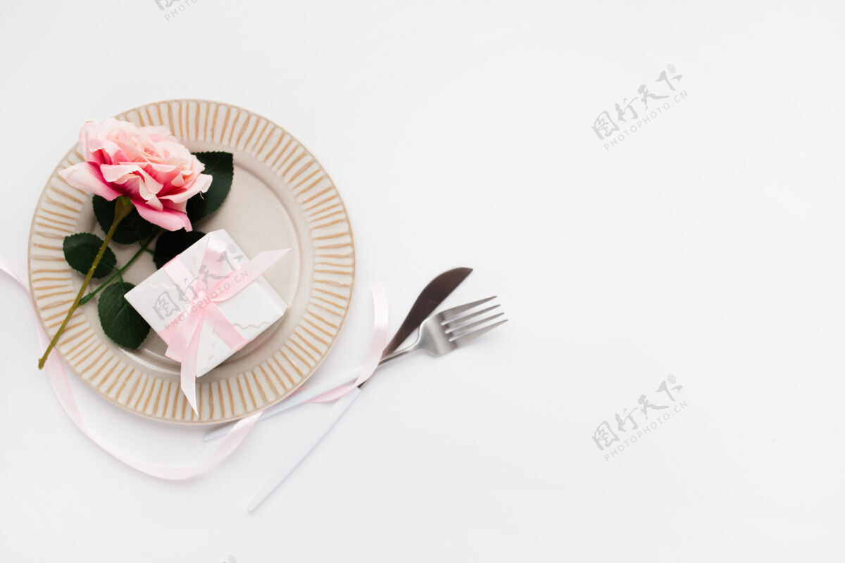 晚餐美丽的顶视图白色情人表设置盘子菜浪漫