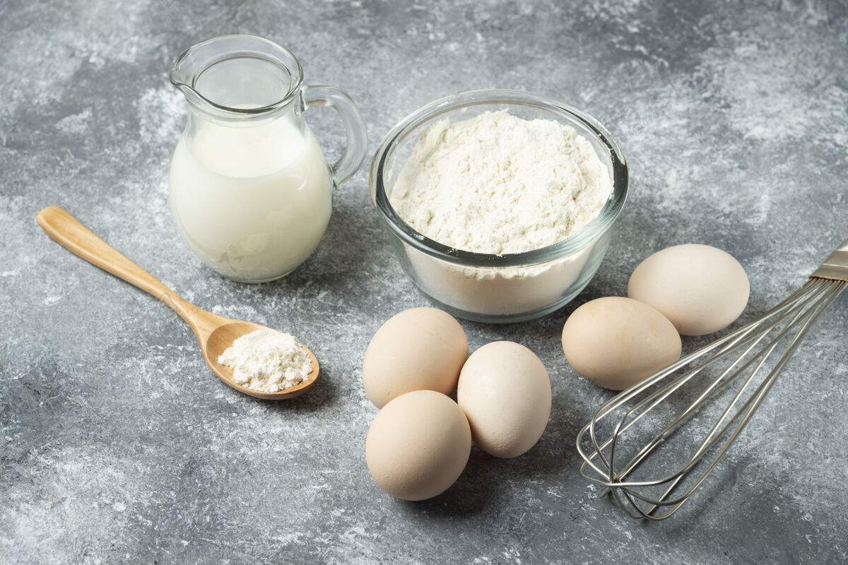 工具一碗面粉 鸡蛋和胡须放在大理石上奶制品厨房做的