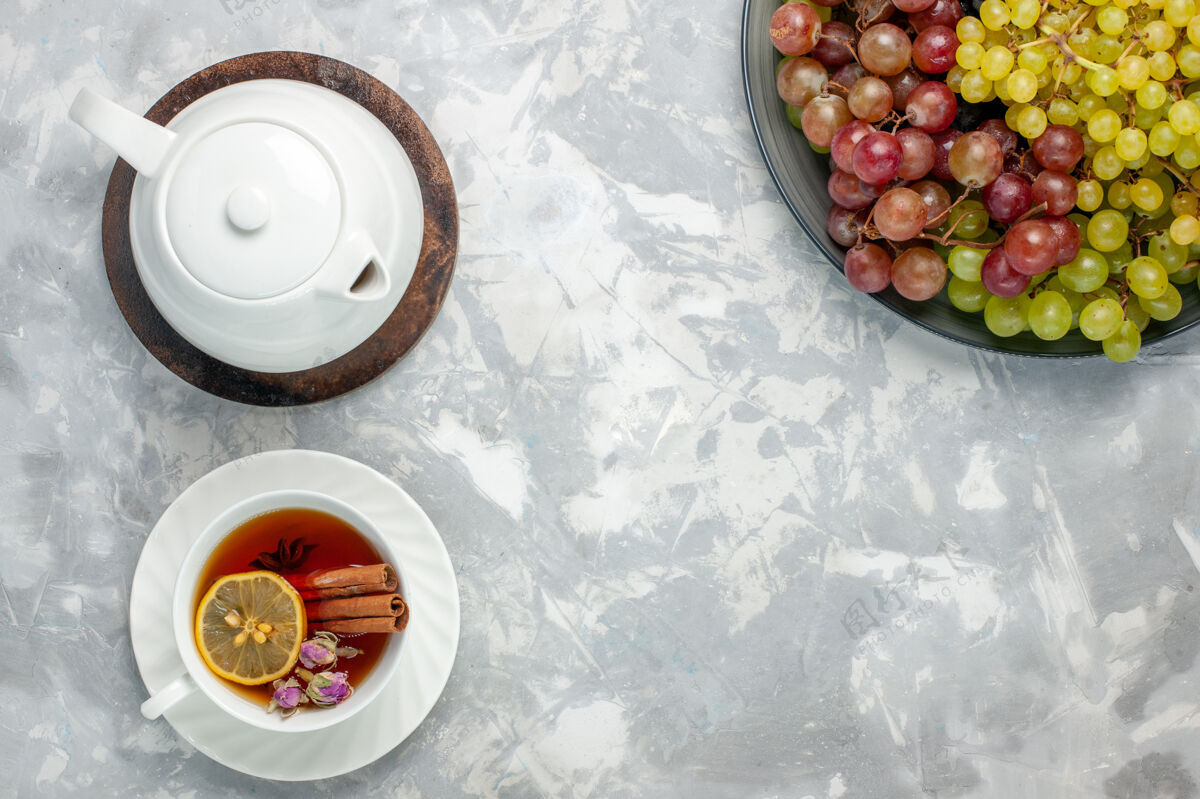健康顶视图一杯白面上有新鲜葡萄的茶洋葱容器生的