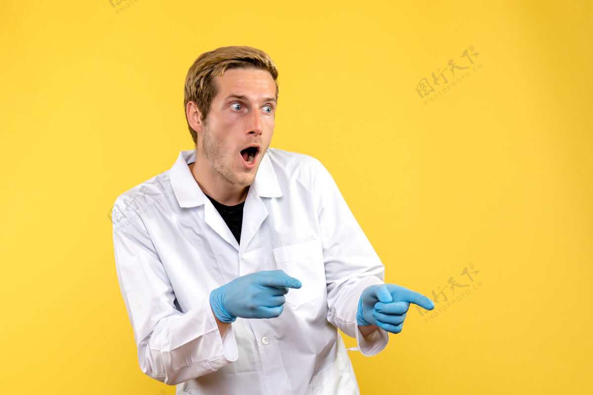 医院正面图黄色背景上的男医生科维德-人类医院医生正面听诊器实验室外套