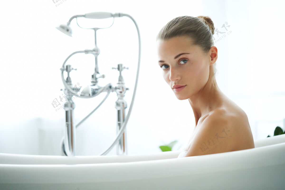 女士水疗和美容浴室里的美女水龙头护肤白色