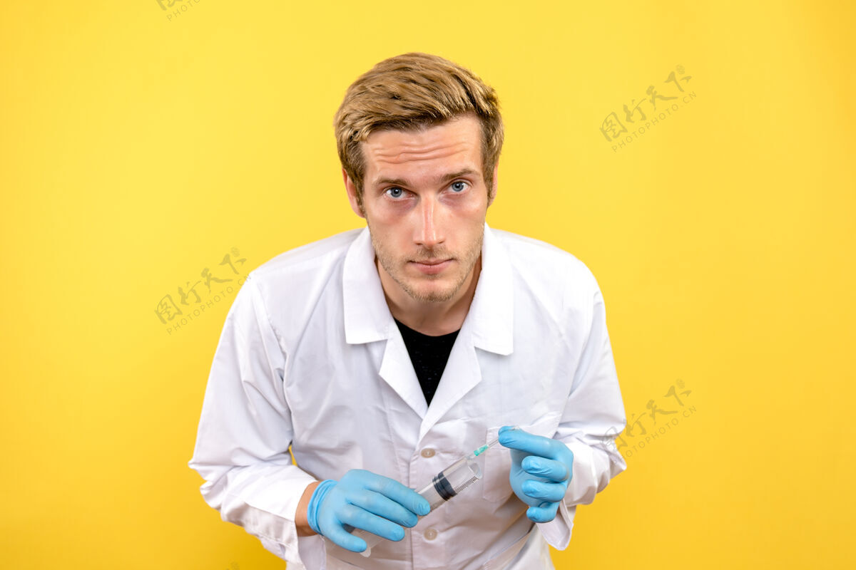 专业前视图男性医生只是在看黄色背景医学病毒-情感病毒男医生前面医学