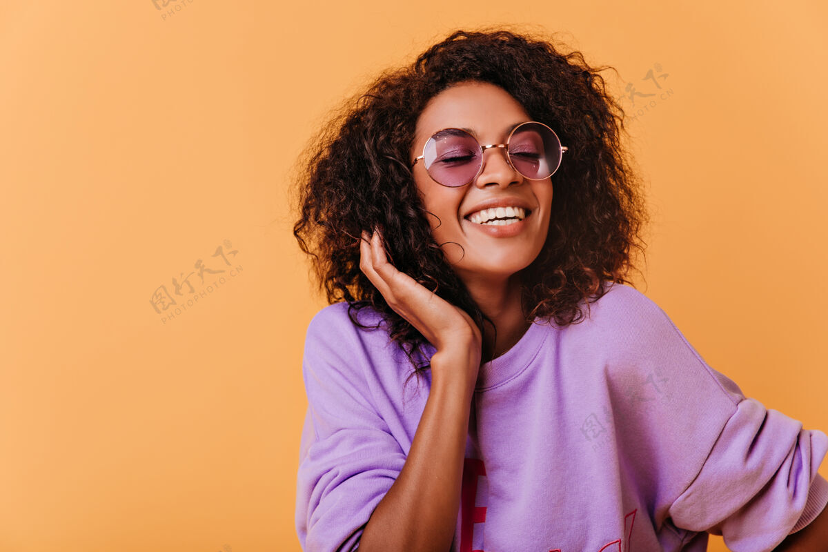 乐趣时髦的黑人妇女摆出五颜六色的姿势 带着欢快的微笑乐观的非洲女孩穿着紫色毛衣享受时尚人