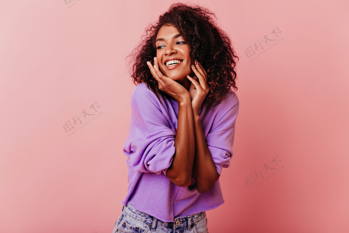 享受热情的女模特在玫瑰上摆出真诚幸福的姿势非洲时尚女孩的室内写真笑开朗积极