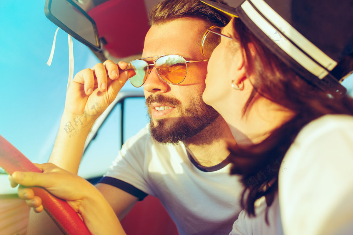 一起一对浪漫的情侣坐在车里 一边外出旅行朋友旅行旅行