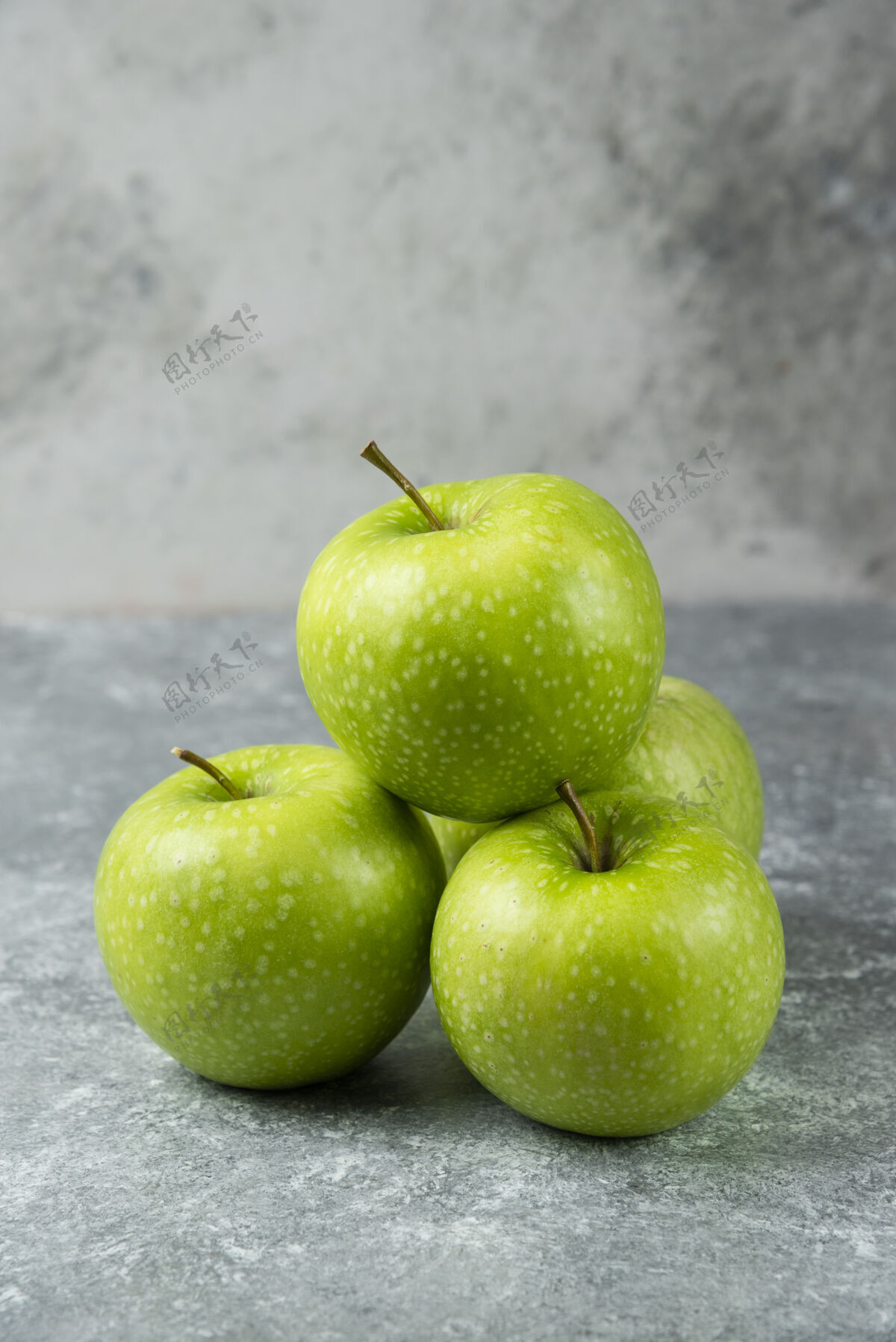 多汁一堆新鲜的苹果放在大理石上绿色水果美味