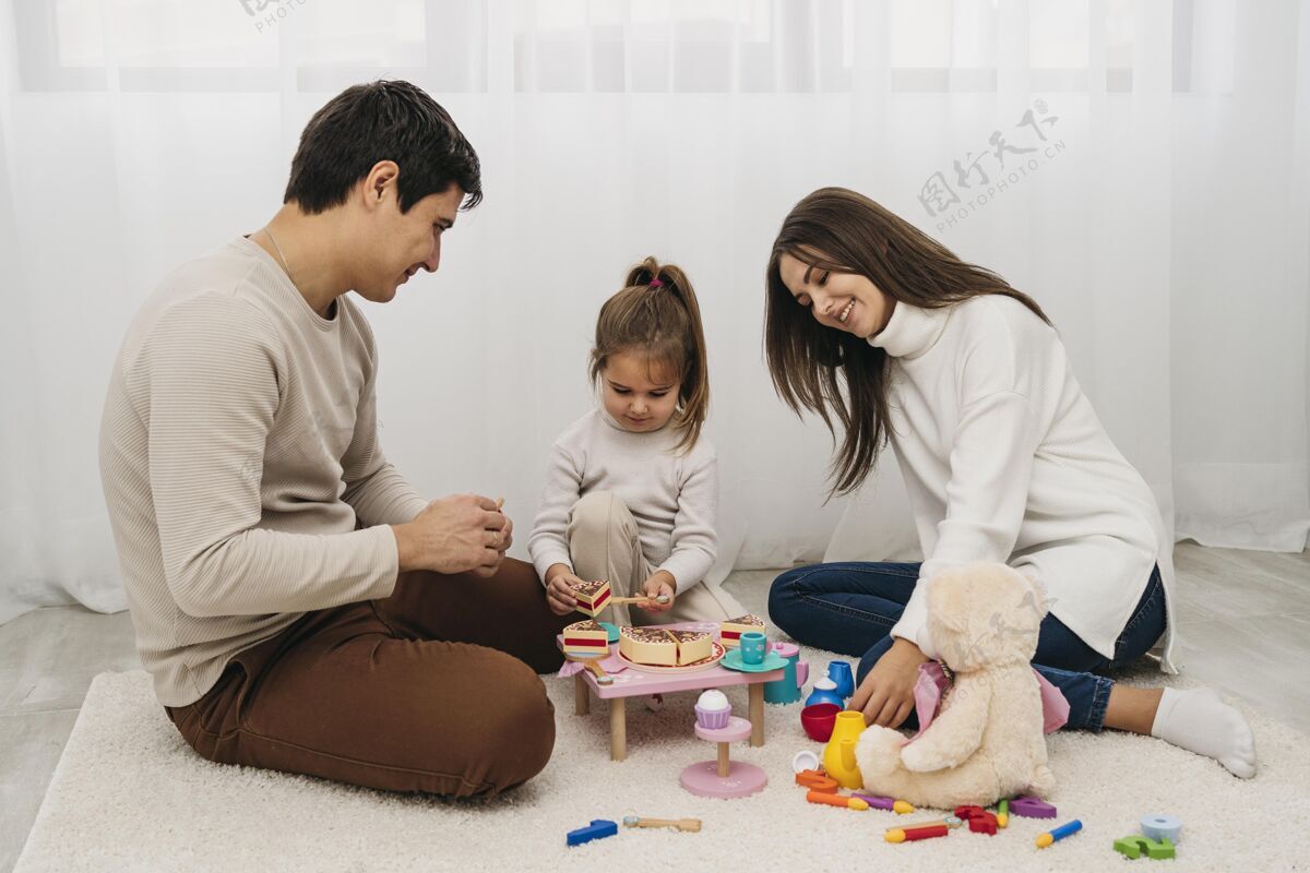 母爱女儿和父母一起玩小家庭男人