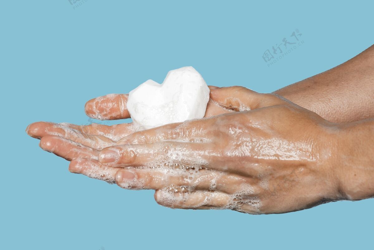 卫生男人用心形的白色肥皂洗手清洗预防健康