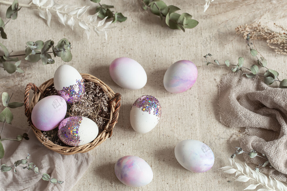 花复活节静物彩蛋装饰亮片在柳条篮子复活节快乐的概念干花复活节节日