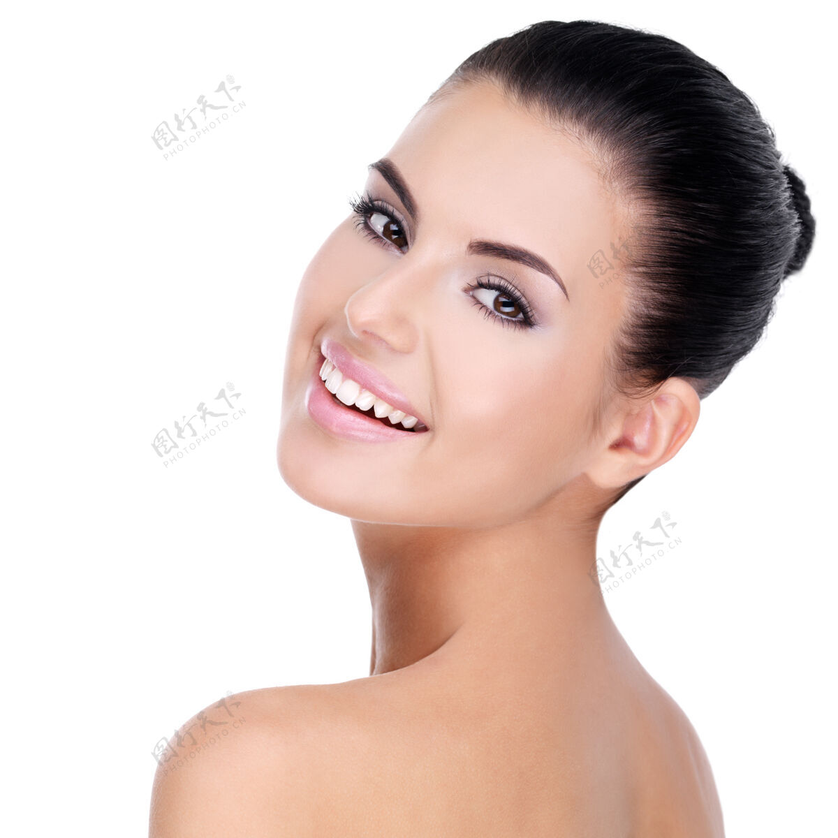 护理年轻女子美丽的脸庞 洁白的肌肤 与世隔绝皮肤女人自然