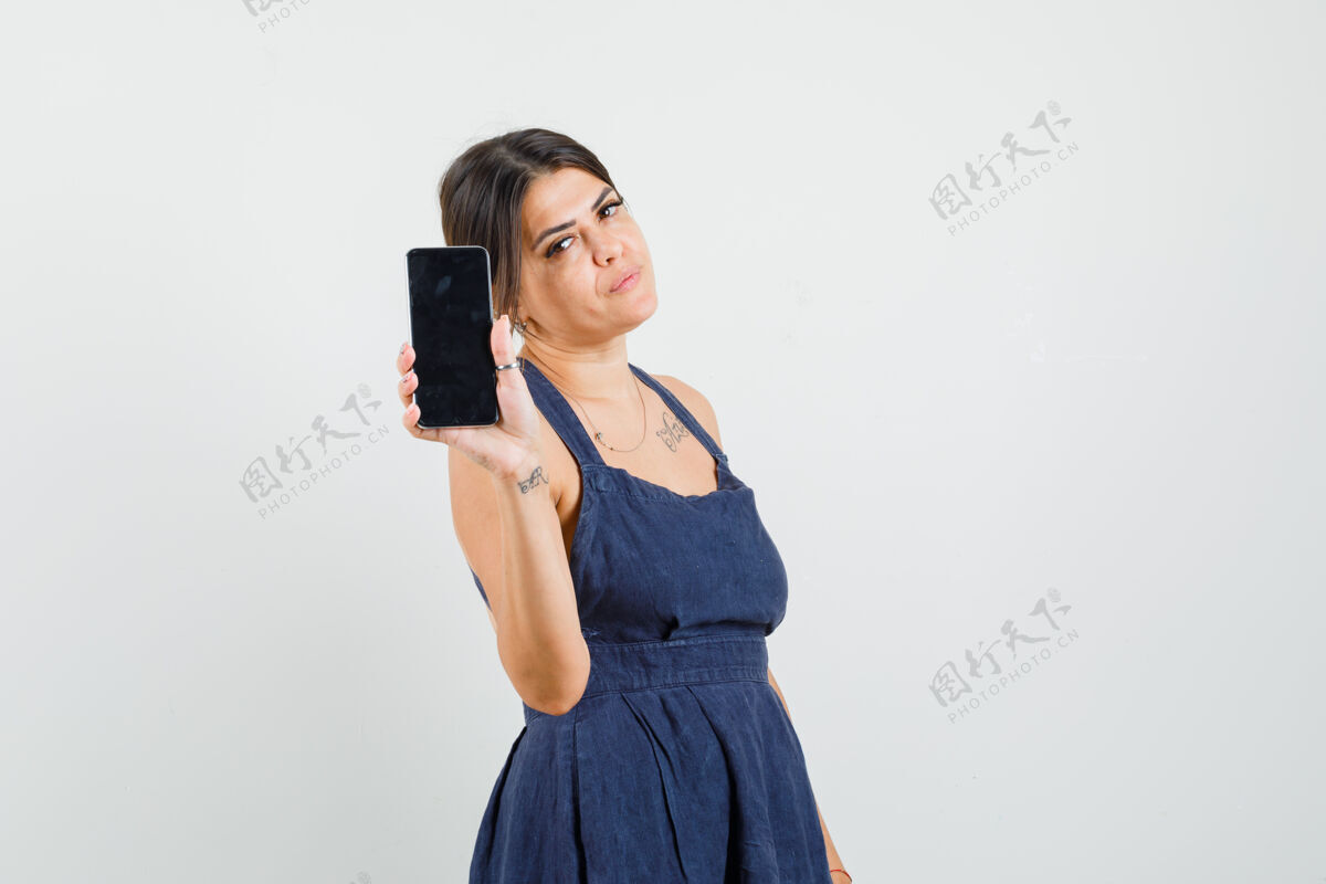 肖像一个穿着正装 神情严肃的年轻女子在展示手机年轻手机休闲