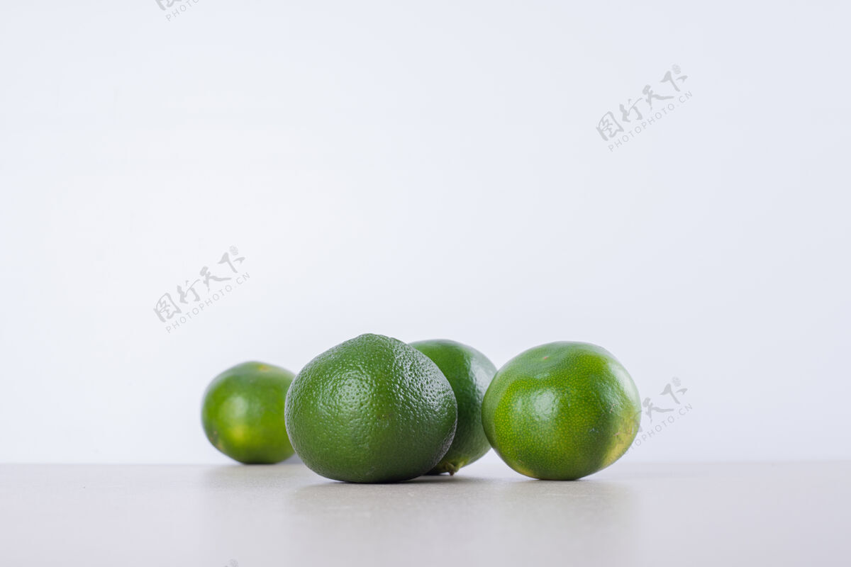 水果大理石表面有许多绿色的橘子食物吃好吃