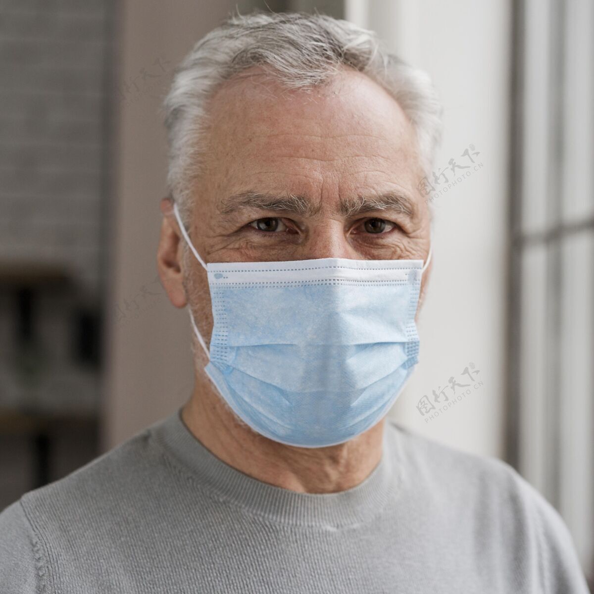 面部一个戴着面具的成年男性的肖像预防治疗病人