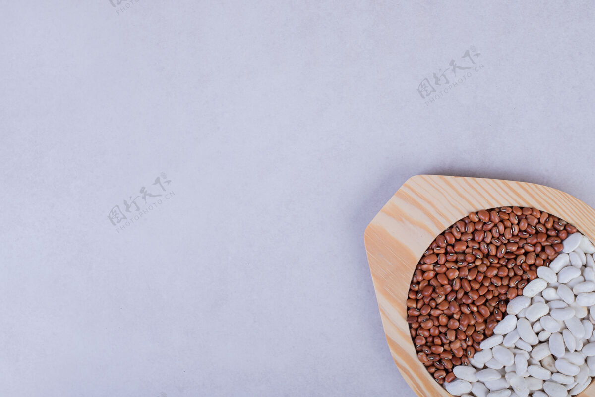 顶视图两种生豆子和豌豆放在木盘里豆子干的顶视图