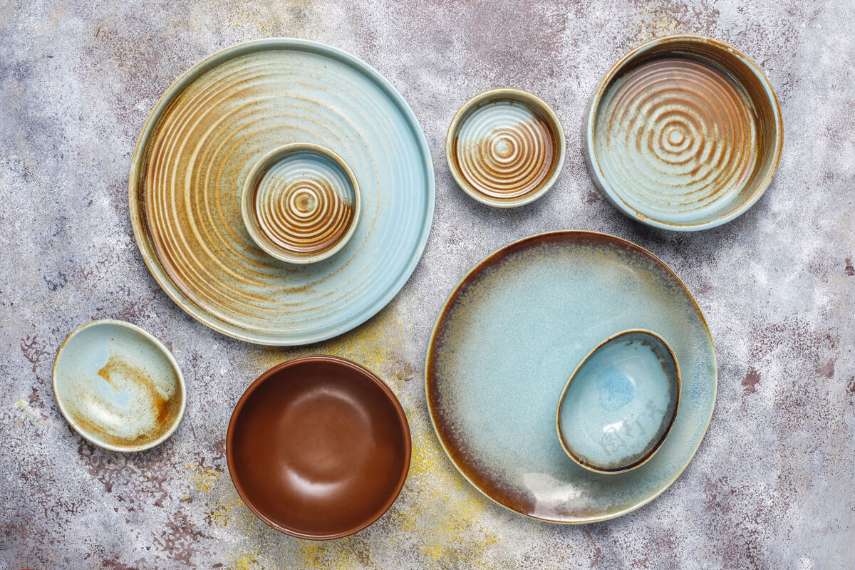 圆形不同的陶瓷空盘子和碗陶瓷顶部餐具