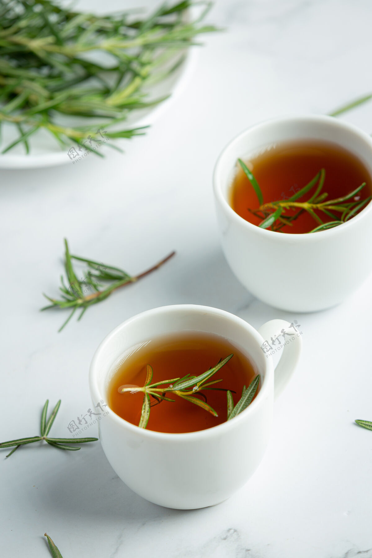 温暖的迷迭香热茶在杯中即饮草本植物处理必需