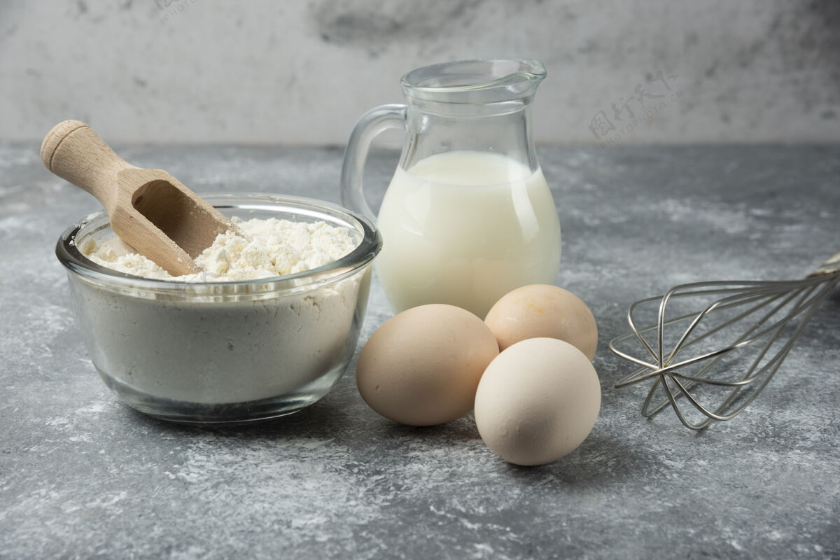 碗一碗面粉 鸡蛋和厨房工具放在大理石桌上工具厨房牛奶