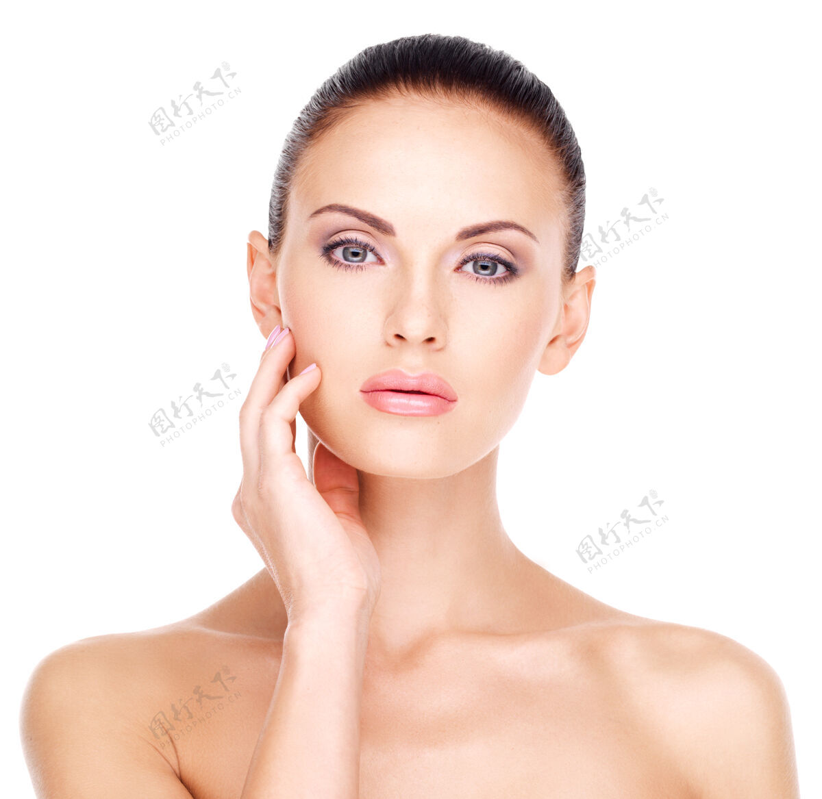 干净美丽健康的年轻白皙女人的脸 皮肤清新-隔离在白色姿势女孩吸引力