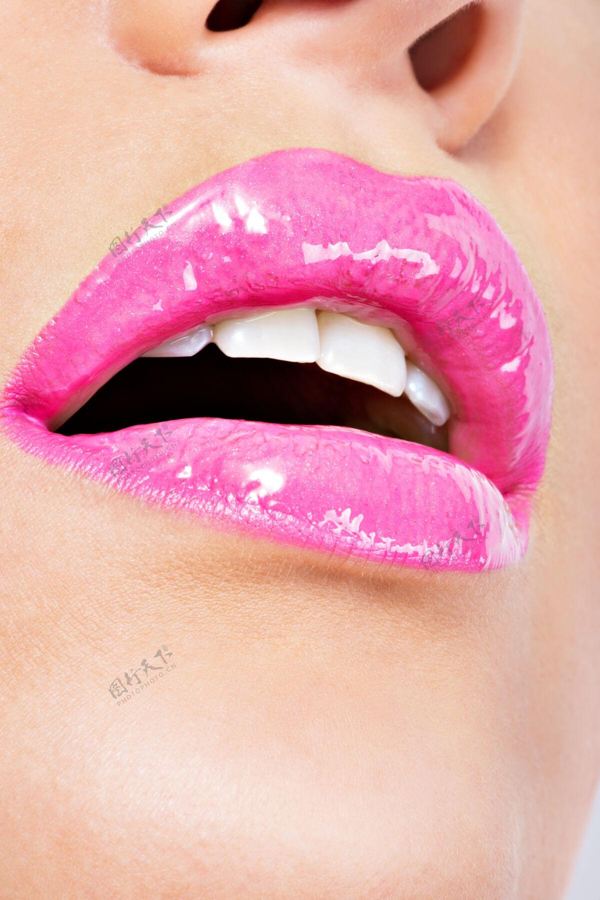 化妆品用粉红唇膏贴近美丽的女性嘴唇魅力时尚亮泽妆容开放光泽性感