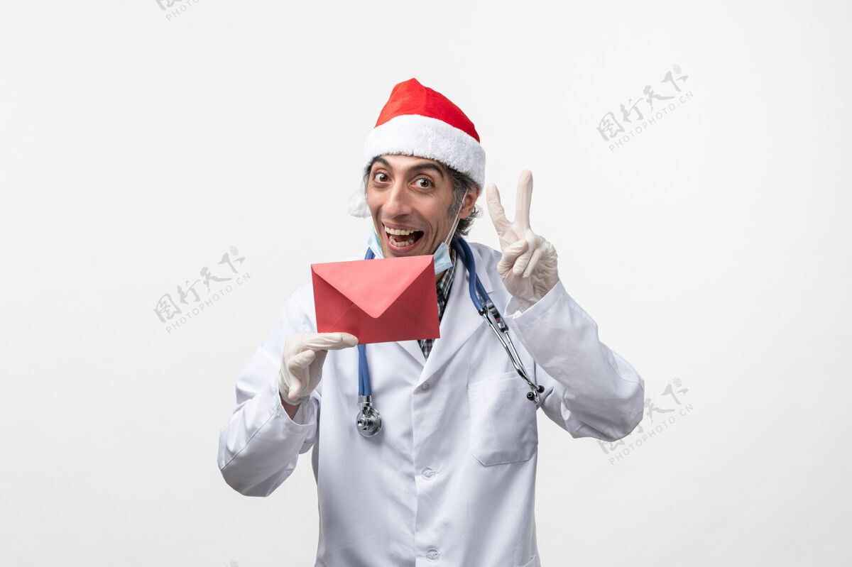制服正面图白色地板上拿着红包的男医生健康病毒微笑男人病毒