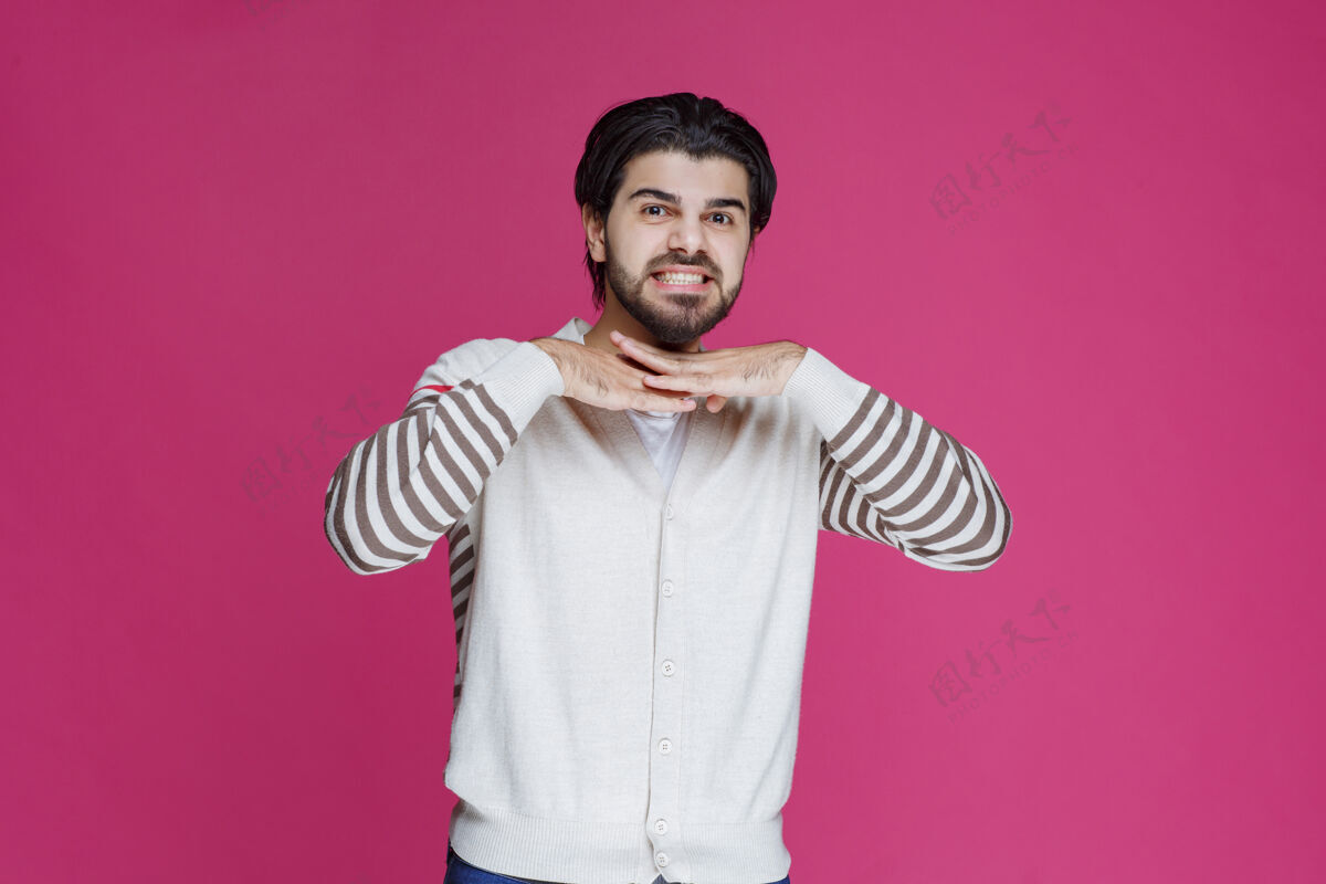 拍照一个穿着白衬衫的男人对着一张笑脸做手势年轻人休闲人类