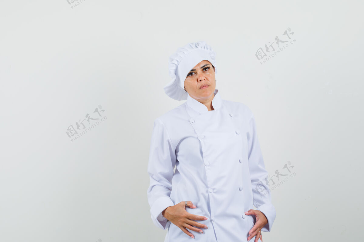 菜肴女厨师穿着白色制服摆姿势 表情严肃厨师新鲜工业
